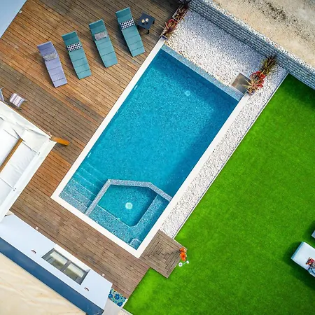 In With Jacuzzi 펜션