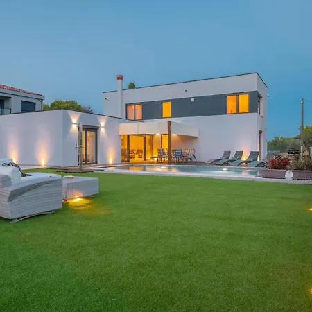 In With Jacuzzi Feriehus Medulin