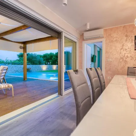 In With Jacuzzi Medolino
