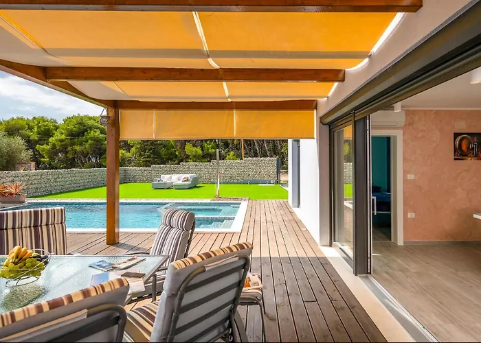 In With Jacuzzi 펜션